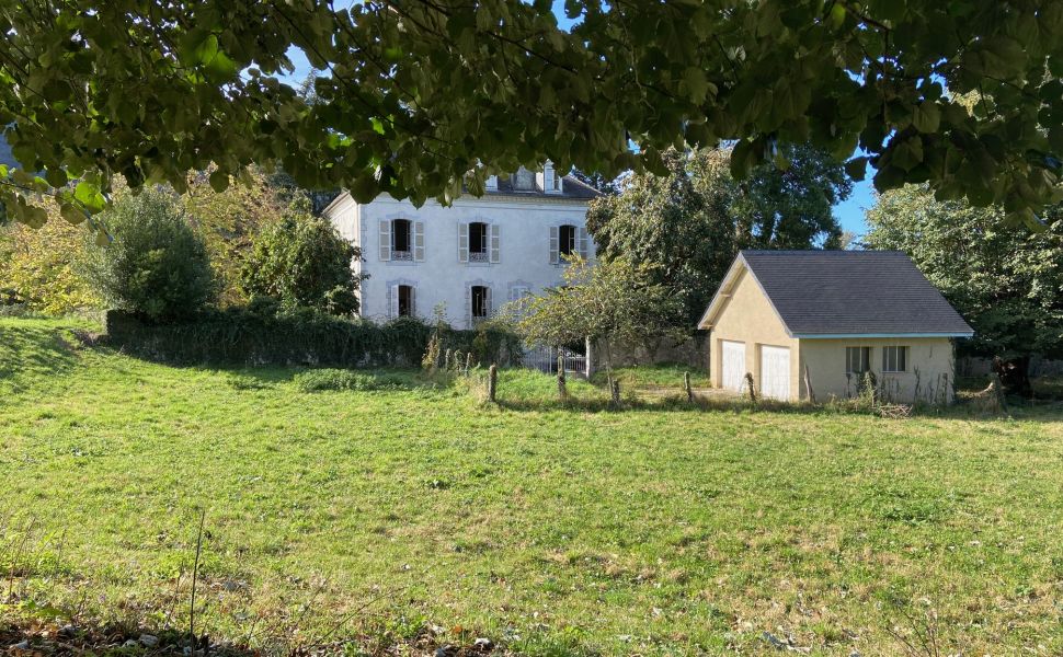 Belle Demeure de l'Epoque Empire au Coeur de la Vallée avec Superbes Vues des Montagnes